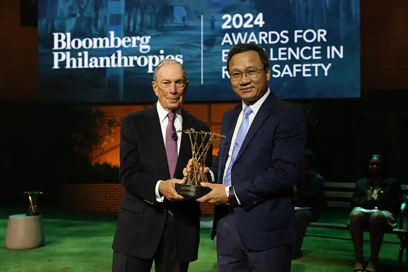 AIP Foundation - Pleiku People’s Committee in Gia Lai, Vietnam receives Bloomberg Philanthropies Award for Excellence in Road Safety.